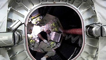 http://baochinhphu.vn/Uploaded/buianhtho/2016_06_08/20160606_williamsinbeam_f537.jpgNhà du hành vũ trụ Jeff Williams trong nhà ở không gian BEAM. Ảnh: NASA)