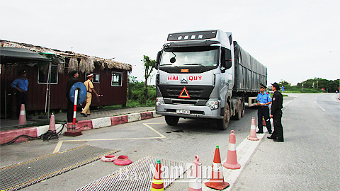 Lực lượng liên ngành Công an, GTVT kiểm tra, xử lý vi phạm xe quá tải tại trạm cân lưu động trên Quốc lộ 10, đoạn thuộc địa phận Thành phố Nam Định.