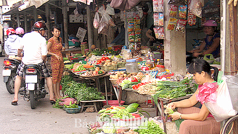 Một số quầy kinh doanh thực phẩm tại chợ Phụ Long (TP Nam Định) không đảm bảo vệ sinh ATTP.