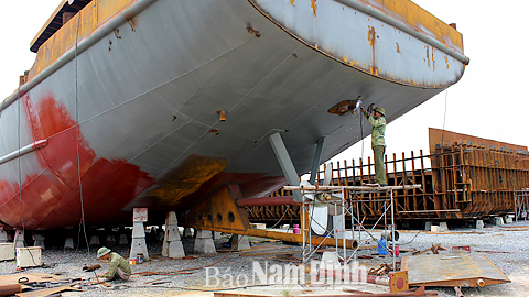 Đóng mới và sửa chữa phương tiện vận tải thủy tại Cty TNHH một thành viên Vận tải và Kinh doanh Thương mại Nam An, xã Nghĩa Minh.