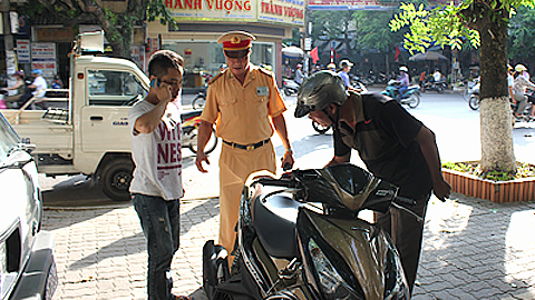 Cảnh sát Giao thông, Công an Thành phố Nam Định xử lý người vi phạm trật tự giao thông.