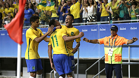 Gabriel Jesus (11) ăn mừng bàn thắng cùng Neymar và các đồng đội. (Ảnh: AP).