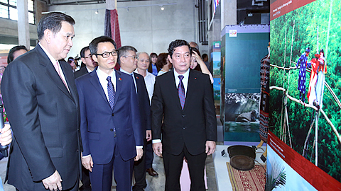 Phó Thủ tướng Vũ Đức Đam và Phó Thủ tướng Thái Lan thăm triển lãm "Sắc màu Việt Nam".