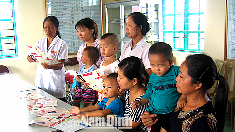Cán bộ Trạm Y tế xã Hải Nam (Hải Hậu) tuyên truyền phòng chống dịch bệnh cho nhân dân.