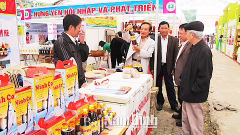 Khách hàng tham quan sản phẩm của các doanh nghiệp tỉnh ta tại Hội chợ Nông sản quốc tế - Hà Nội năm 2015.