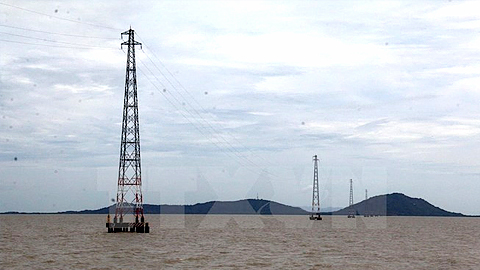Đưa điện lưới quốc gia ra xã Hòn Tre, huyện đảo Kiên Hải, Kiên Giang. (Ảnh: Lê Huy Hải/TTXVN) 