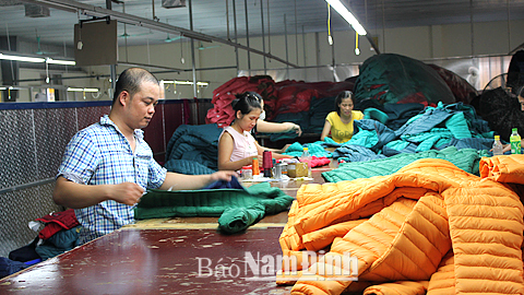 Sản xuất áo giắc két xuất khẩu tại Nhà máy May Đại Thắng, Cty CP May IV (Tổng Cty CP Dệt may Nam Định). 