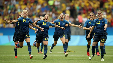 Với lối chơi hợp lý, ĐT nữ Thụy Điển đã đánh bại chủ nhà nữ Brazil tại bán kết Olympic Rio 2016 để lần đầu tiên góp mặt trong trận chung kết của một kỳ Thế vận hội. (Ảnh: Getty Images)