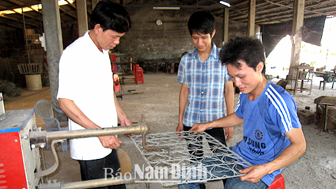 Sản xuất giỏ hoa sắt tại Doanh nghiệp tư nhân Hoàng Hiệp, CCN Cổ Lễ (Trực Ninh).