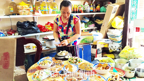 Chế biến đồ ăn chay ở cửa hàng của chị Trần Thị Phương, số nhà 319, đường Hoàng Văn Thụ (TP Nam Định).