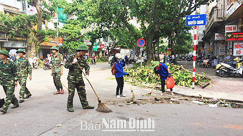 Sinh viên khối các trường đại học, cao đẳng phối hợp với ĐVTN lực lượng vũ trang tỉnh khắc phục hậu quả bão số 1 trên địa bàn Thành phố Nam Định.