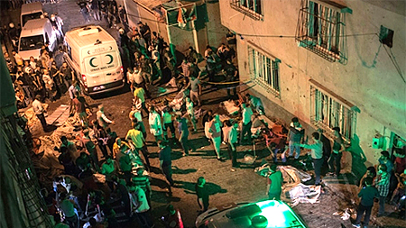 Hiện trường vụ đánh bom vào đám cưới ở Thổ Nhĩ Kỳ. Ảnh: AFP