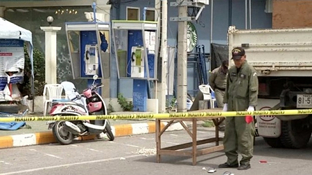  Nhân viên phá bom tại hiện trường một vụ nổ ở huyện Hua Hin. Ảnh: Reuters