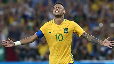 "Người hùng" Neymar ăn mừng sau khi giúp Brazil đăng quang tại Rio. (Ảnh: Reuters)