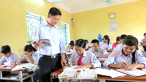 Thầy và trò Trường THCS Yên Ninh (Ý Yên) phấn khởi bước vào năm học mới.