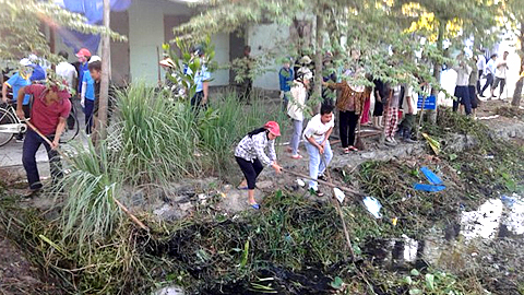 Người dân tham gia nạo vét, khơi thông hệ thống cống rãnh  trên địa bàn phường Hòa Phát, quận Cẩm Lệ (Ảnh: KS)