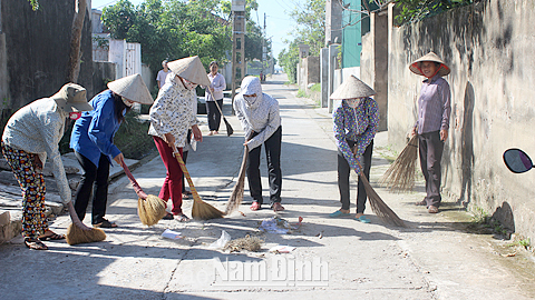 Hội viên phụ nữ xã Nghĩa Minh thường xuyên quét dọn, vệ sinh đường làng, ngõ xóm.