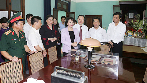 Chủ tịch Quốc hội Nguyễn Thị Kim Ngân và các đại biểu tham quan di tích Nhà 67 thuộc khu Di tích Chủ tịch Hồ Chí Minh. 