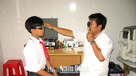 Khám và đo tật khúc xạ cho học sinh tại Trung tâm kính mắt cộng đồng (Trung tâm Y tế huyện Hải Hậu).