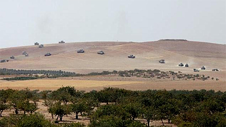 Xe tăng quân đội Thổ Nhĩ Kỳ tiến vào thị trấn biên giới miền bắc Syria Jarablus trong chiến dịch chống IS phát động bởi Ankara, ngày 24-8-2016. (Ảnh: Reuters)