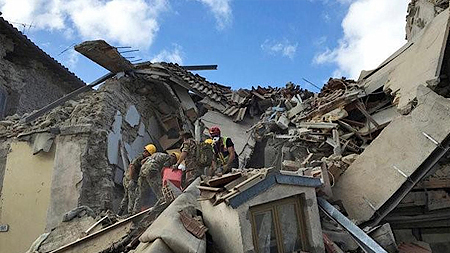 Các nhân viên thực hiện công tác cứu hộ sau trận động đất tại thị trấn Amatrice, miền trung Italy, ngày 24-8-2016. (Reuters)