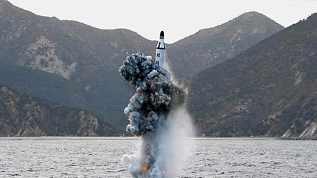 Hình ảnh công bố hồi tháng 4-2016 bởi Hãng thông tấn trung ương Triều Tiên (KCNA) về một vụ phóng tên lửa đạn đạo từ tàu ngầm của nước này.