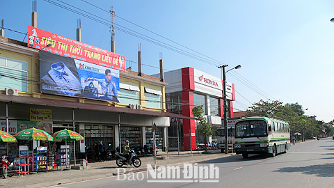 Trung tâm thương mại huyện Nghĩa Hưng được đầu tư hiện đại, đáp ứng nhu cầu tiêu dùng của nhân dân.