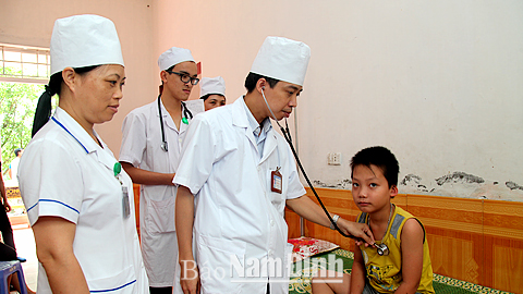 Khám bệnh cho trẻ em tại Bệnh viện Đa khoa huyện Hải Hậu.