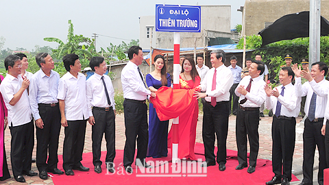 Đồng chí Đinh Thế Huynh, Uỷ viên Bộ Chính trị, Thường trực Ban Bí thư và các đồng chí lãnh đạo tỉnh tại Lễ gắn biển đặt tên Đại lộ Thiên Trường.