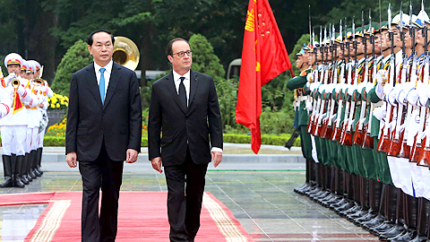 Chủ tịch nước Trần Đại Quang và Tổng thống Pháp Phrăng-xoa Ô-lăng duyệt Đội danh dự Quân đội nhân dân Việt Nam tại Lễ đón.