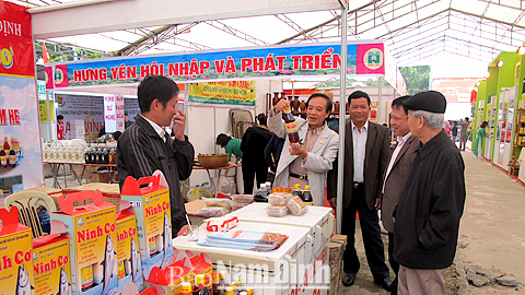 Người tiêu dùng tìm hiểu sản phẩm nước mắm thương hiệu Ninh Cơ của Cty CP Chế biến thủy hải sản Nam Định.