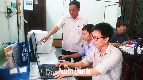 Cán bộ Phòng Công thương huyện Hải Hậu ứng dụng CNTT trong xử lý công việc.