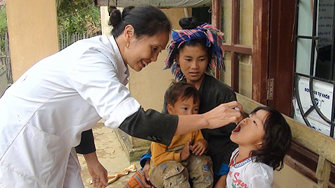 Trẻ em ở xã Tả Lèng, huyện Tam Đường uống Vitamin A. Ảnh: laichau.gov.vn
