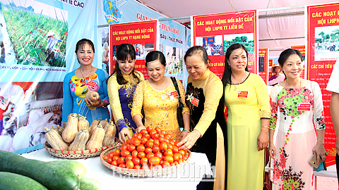 Gian hàng trưng bày các sản phẩm nông nghiệp sạch tại đại hội đại biểu phụ nữ huyện Nghĩa Hưng. 