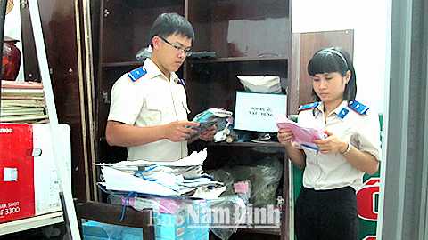 Cán bộ Chi cục THADS huyện Giao Thủy kiểm tra vật chứng trong các vụ án.