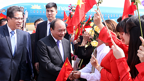 Quang cảnh Lễ đón Thủ tướng Nguyễn Xuân Phúc tại sân bay quốc tế Bắc Kinh.