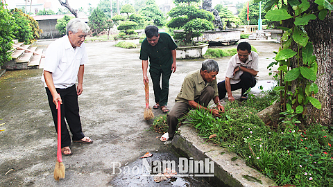 Cán bộ, hội viên Hội CCB xã Trực Thái tham gia dọn vệ sinh môi trường.