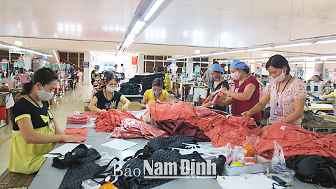 Công nhân Cty CP May Nam Hà đóng gói sản phẩm.