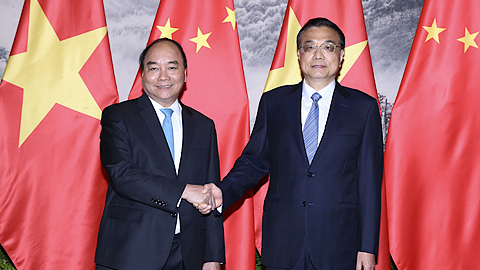 Thủ tướng Quốc vụ viện Trung Quốc Lý Khắc Cường đón Thủ tướng Chính phủ Nguyễn Xuân Phúc.