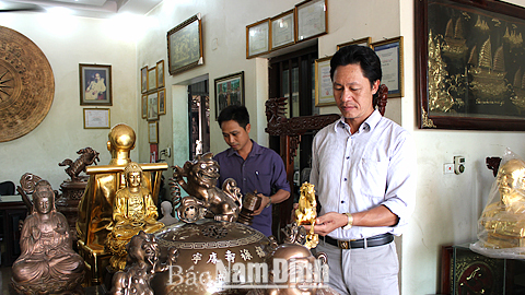 Nghệ nhân làng nghề Việt Nam Dương Bá Dũng, Giám đốc Doanh nghiệp tư nhân Bá Dũng, làng nghề đúc mỹ nghệ Vạn Điểm, Thị trấn Lâm (Ý Yên) và những sản phẩm đồng mỹ nghệ.