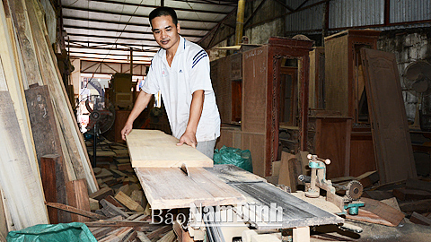 Được Quỹ TDND Trung Đông cho vay 230 triệu đồng, anh Phạm Đình Trường ở thôn Trung Lao đã phát triển nghề mộc truyền thống, mỗi năm đạt doanh thu trên 1 tỷ đồng.