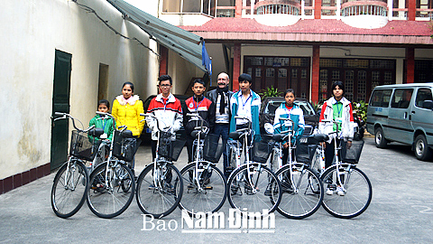 Quỹ Bảo trợ trẻ em tỉnh phối hợp với Hội Vitam (Cộng hòa Pháp) trao tặng xe đạp cho trẻ em mồ côi vươn lên học tập tốt.