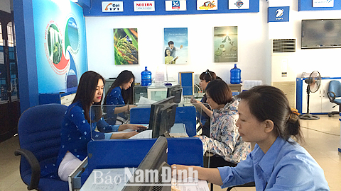 Nhân viên VNPT Nam Định giới thiệu, cam kết cung cấp các dịch vụ viễn thông bảo đảm chất lượng cho khách hàng.