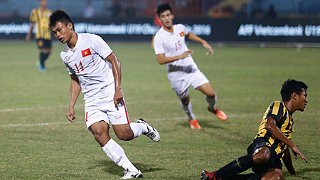  U19 Việt Nam (trắng) giành chiến thắng quyết định vị trí ở bảng A. Ảnh: VFF.