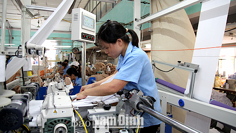 Thực hiện Luật BHXH sửa đổi, 8 tháng năm 2016, Cty CP Dệt may Sơn Nam ký hợp đồng lao động và thực hiện đóng BHXH, BHYT, BHTN cho 820 lao động.