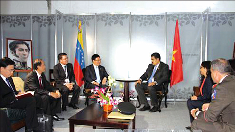 Phó Thủ tướng, Bộ trưởng Ngoại giao Phạm Bình Minh gặp Tổng thống Vê-nê-du-ê-la Ni-cô-lát Ma-đu-rô. Ảnh: TTXVN