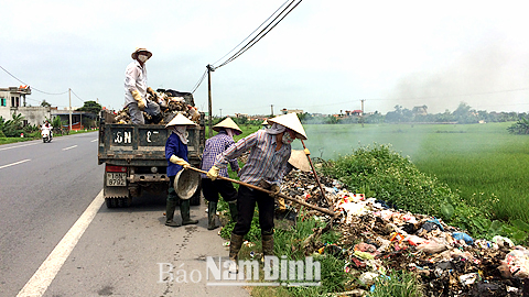 Thu dọn rác thải tại xã Liêm Hải (Trực Ninh).