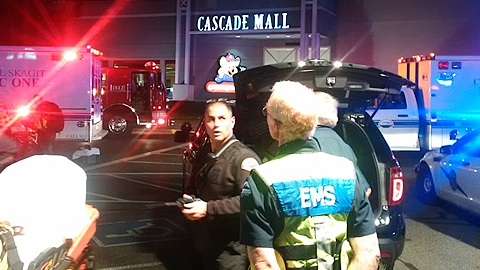  Cảnh sát tập trung phía ngoài trung tâm thương mại Cascade, thành phố Burlington, bang Washington. Ảnh: Twitter/Mark Francis.