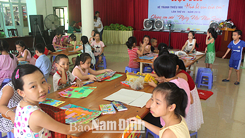 Đội viên thiếu niên, nhi đồng Thành phố Nam Định tham gia Hội thi vẽ tranh Mùa hè vui của em lần thứ VII-2016.
