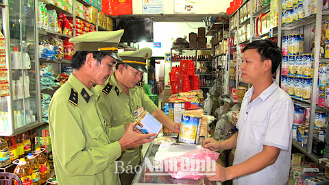 Lực lượng QLTT huyện Giao Thủy kiểm soát hàng tiêu dùng lưu thông trên địa bàn.